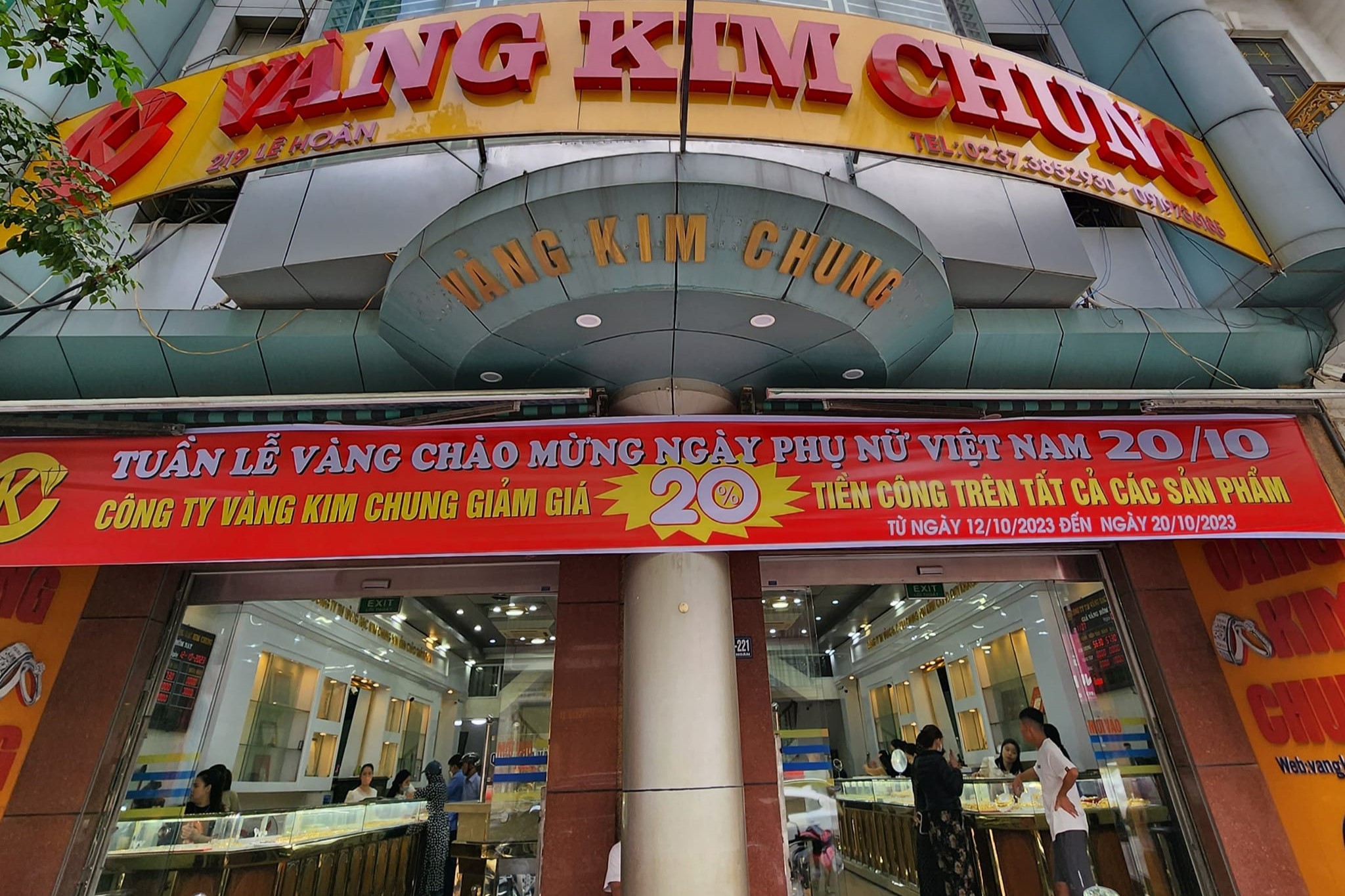 Vàng bạc Kim Chung trưng bày bán hàng hóa giả mạo nhãn hiệu