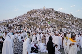 Hàng triệu tín đồ tham dự cuộc hành hương Hajj trong cái nóng 48 độ, 6 người chết vì say nắng