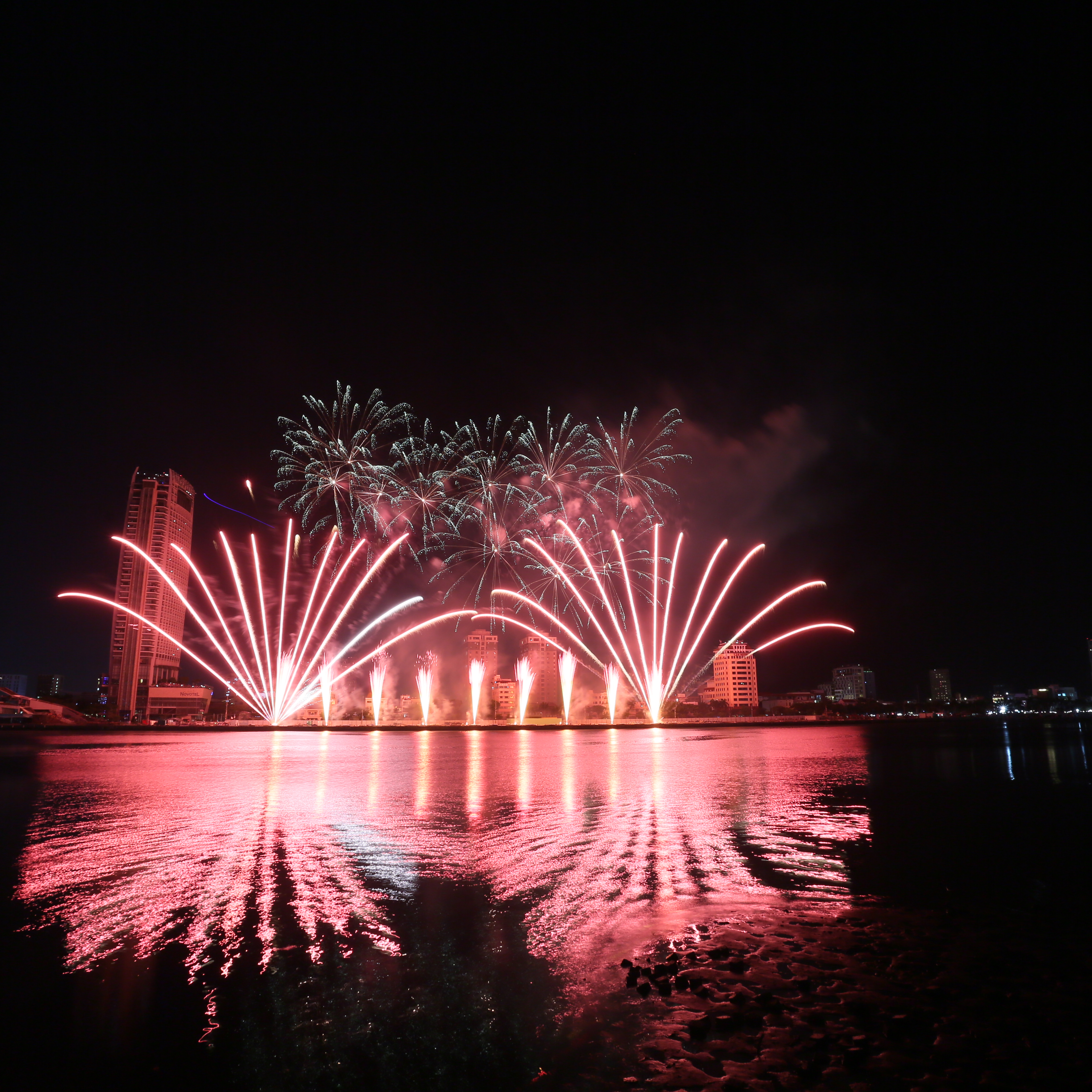 Đội pháo hoa Mỹ kể câu chuyện Nhân loại - cầu nối giữa các quốc gia