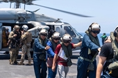 Hải quân Mỹ giải cứu thủy thủ tàu hàng bị Houthi tấn công ở Biển Đỏ