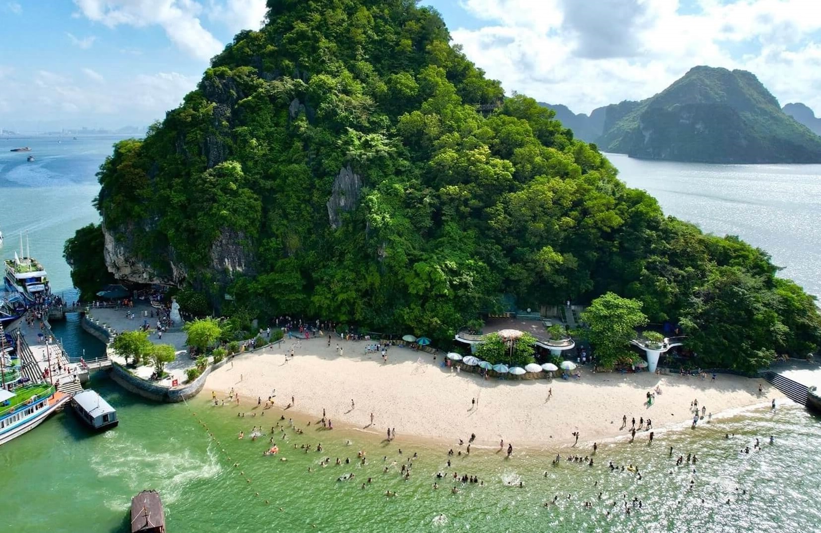 Xác minh thông tin du khách bị tàu “bỏ rơi” trên đảo Ti Tốp
