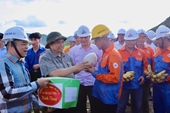 Thủ tướng thăm kỹ sư, công nhân trên công trường Dự án Đường dây 500kV mạch 3 tại Thanh Hoá