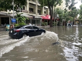 Mưa lớn lại nhấn chìm nhiều tuyến phố ở Hà Nội