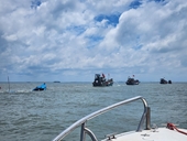 Trục vớt tàu cá, cứu 2 thuyền viên gặp nạn trên vùng biển Cần Giờ