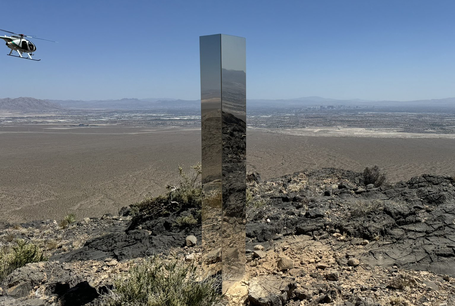 Trụ kim loại bí ẩn giống trong phim viễn tưởng tái xuất ở Las Vegas, Mỹ