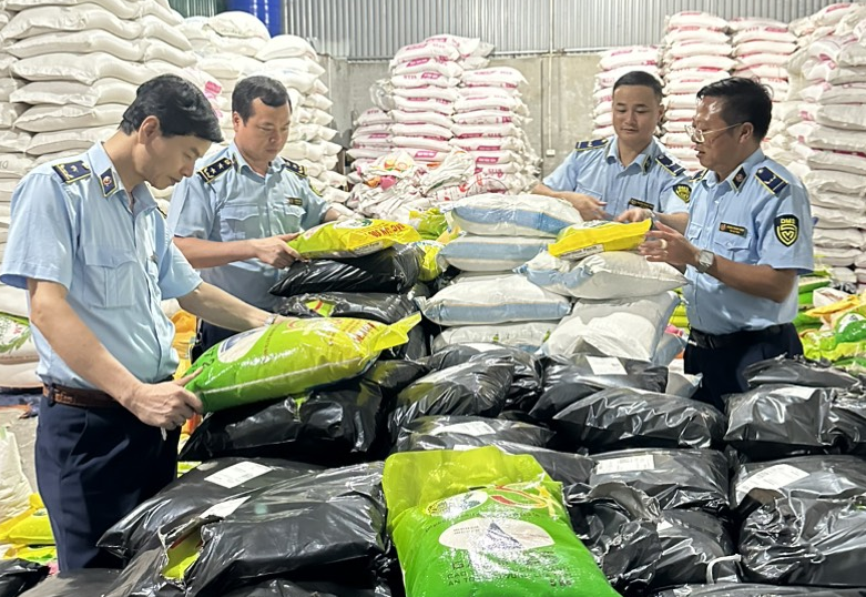 Phát hiện cơ sở sản xuất giả mạo gạo ST25 bán trên Shopee