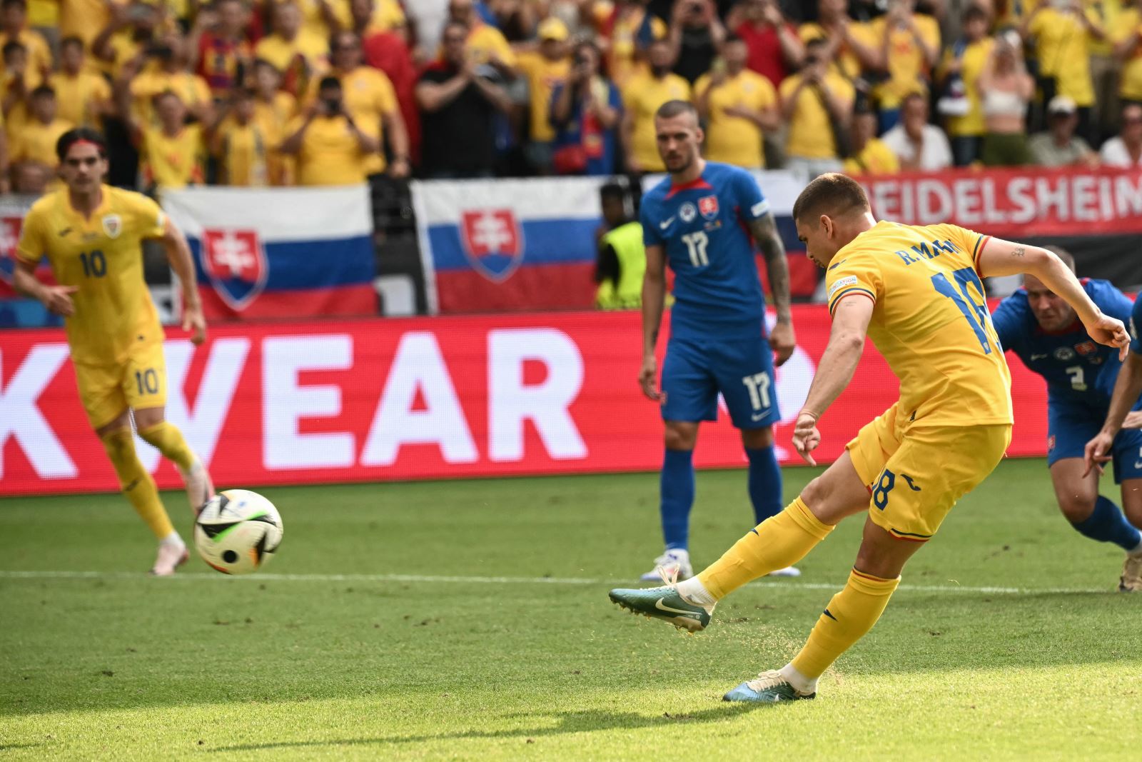 Romania hòa Slovakia, dẫn nhau vào vòng 1 8