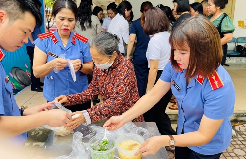 Tấm gương thiện nguyện mang màu áo thiên thanh trên quê Bác