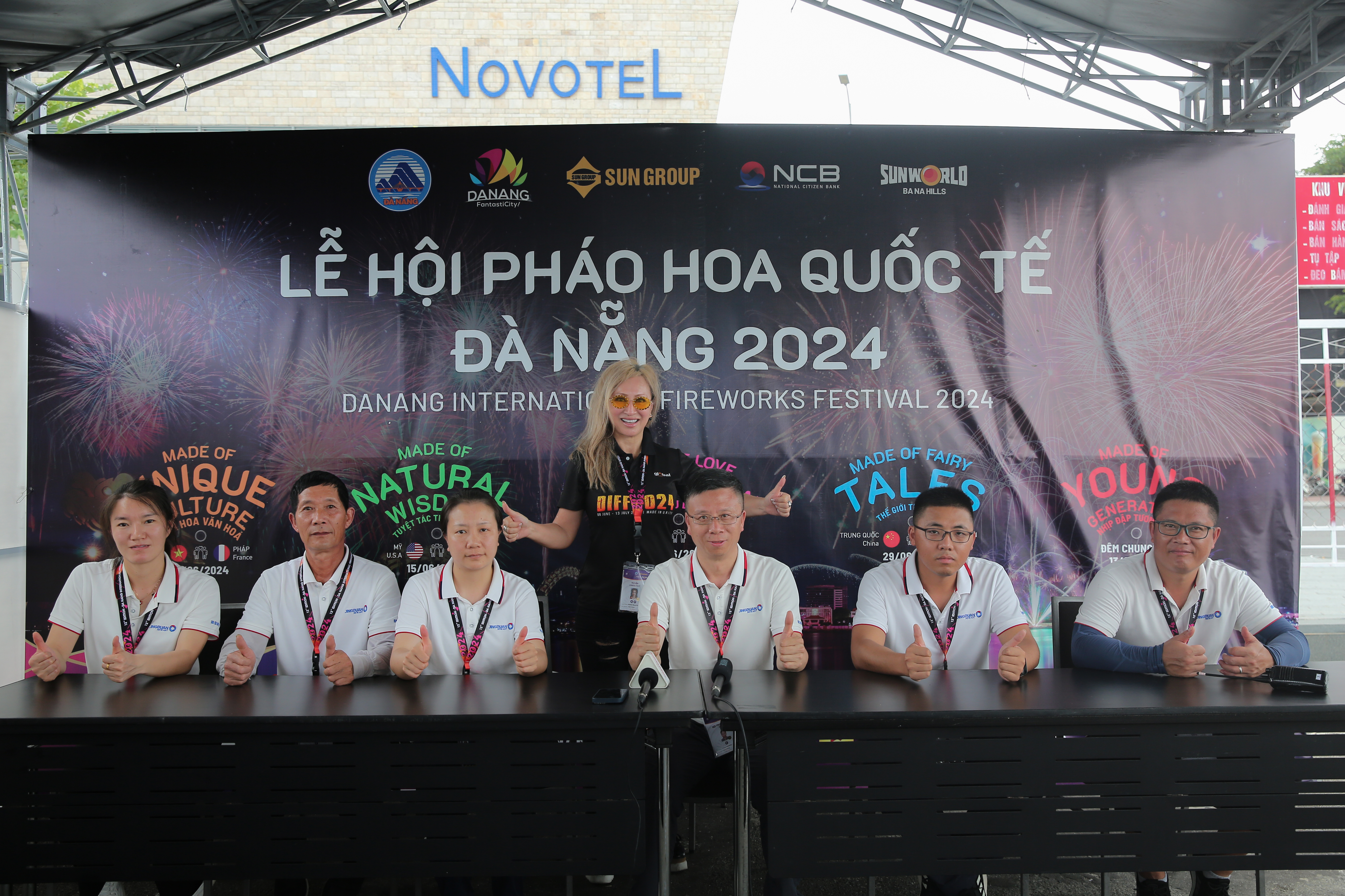 Hồi hộp chờ đón màn trình diễn của Đội pháo hoa Trung Quốc