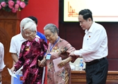 Chủ tịch Quốc hội Trần Thanh Mẫn tặng quà người có công với cách mạng tỉnh Hậu Giang