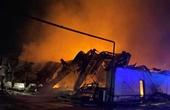 CLIP Cháy lớn tại công ty gỗ, nhiều tài sản bị thiêu rụi