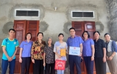 VKSND huyện Hà Trung trao quà tặng học sinh có hoàn cảnh đặc biệt khó khăn
