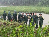 Thanh niên TP Đà Nẵng ngâm mình trong bùn lầy giúp người dân