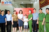 Công an tỉnh - Bưu điện tỉnh Nam Định trao Căn cước tận tay công dân