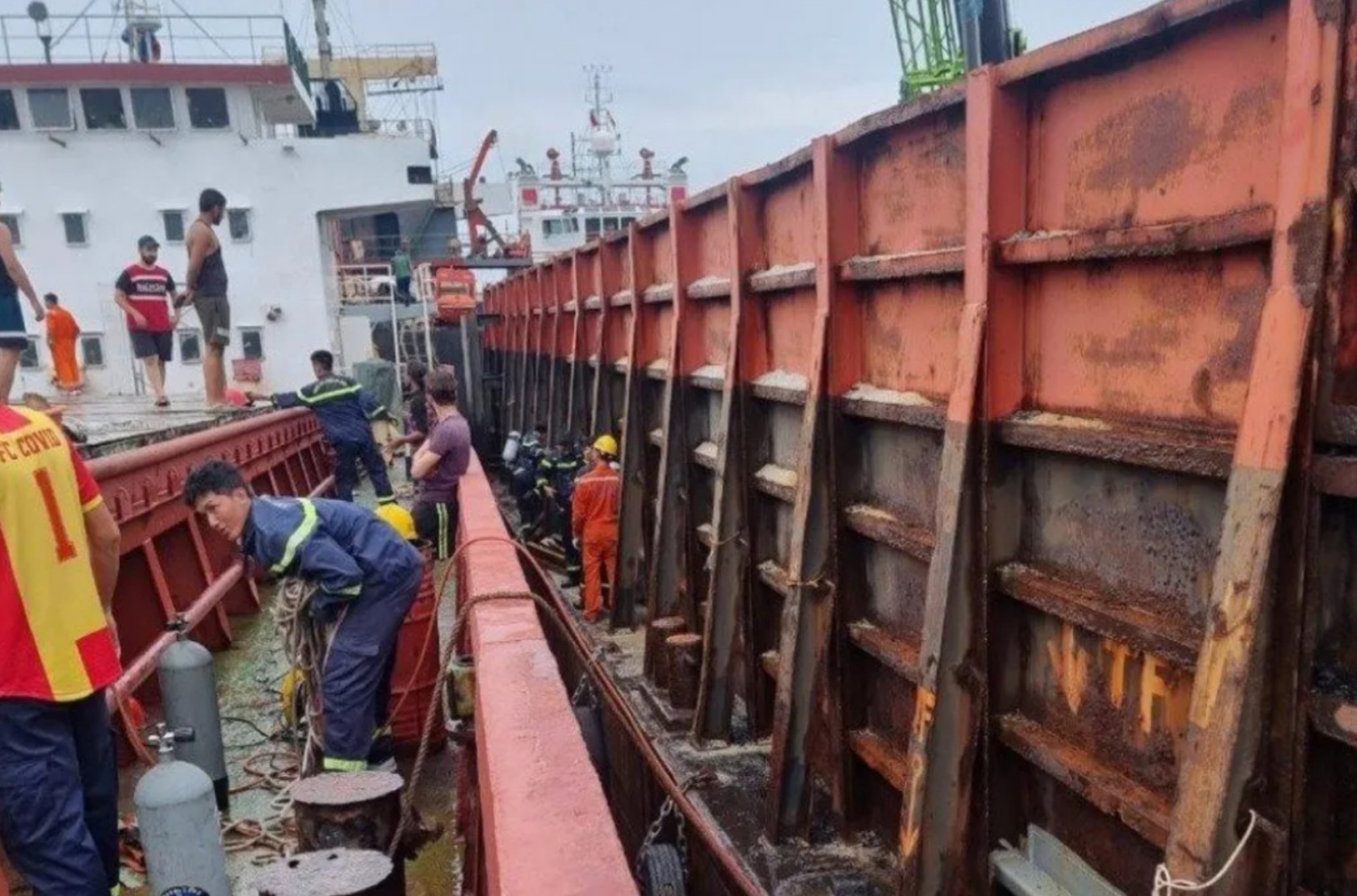 Điều tra nguyên nhân tử vong của 2 công nhân dưới hầm tàu