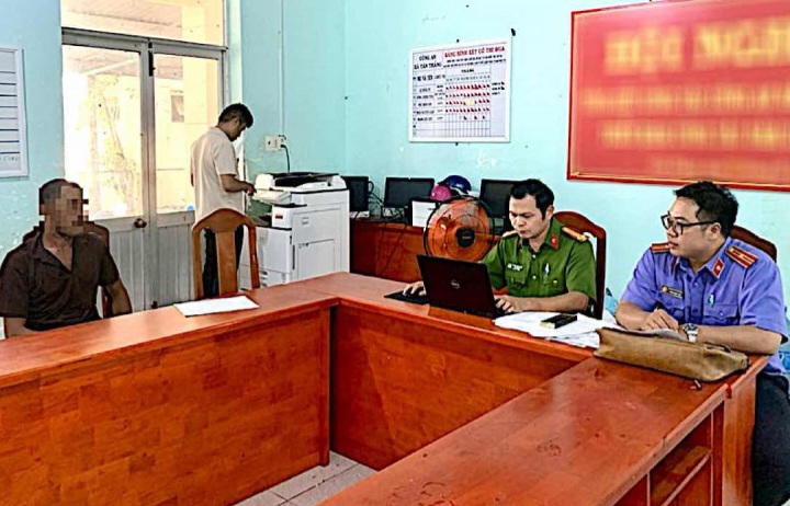 Tạm giữ hình sự cha dượng xâm hại con riêng của vợ