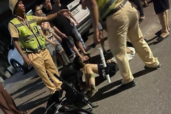 Vượt chốt đo nồng độ cồn, 2 thanh niên tông CSGT bị thương