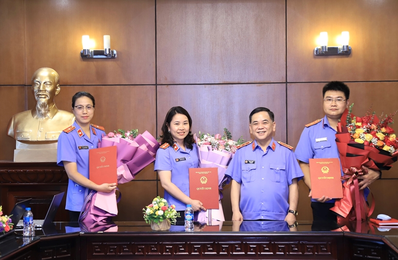 Trao quyết định của Viện trưởng VKSND tối cao về công tác cán bộ