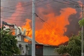 Cháy lớn tại một công ty gỗ, công nhân hoảng loạn tháo chạy