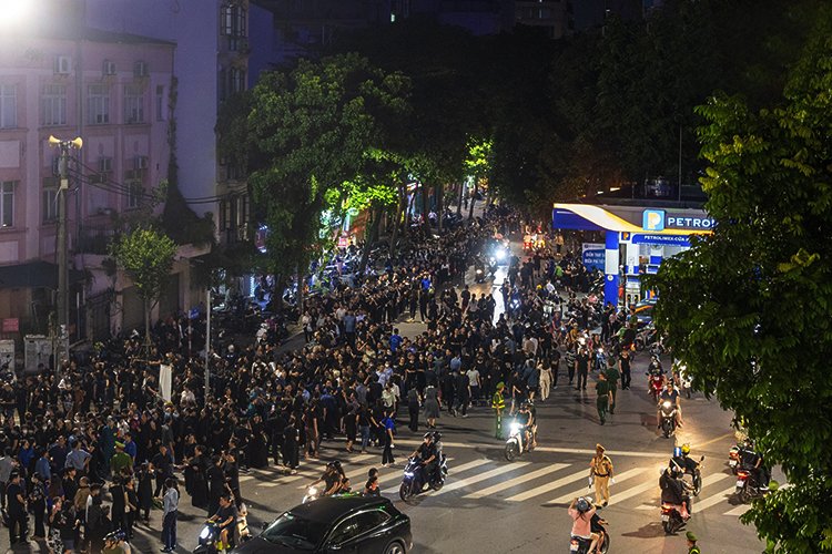 Tối muộn, biển người vẫn xếp hàng để vào viếng Tổng Bí thư Nguyễn Phú Trọng