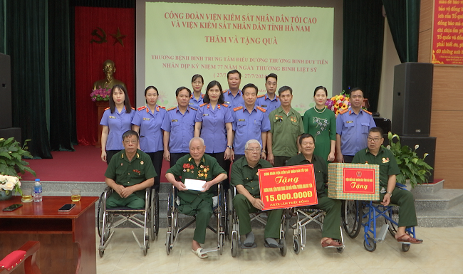 Công đoàn VKSND tối cao thăm và tặng quà thương, bệnh binh tại Hà Nam
