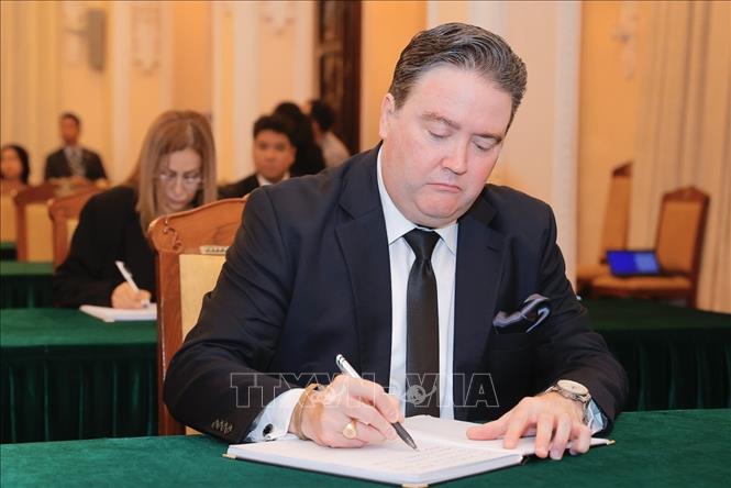 Đại sứ các nước viết sổ tang bày tỏ niềm tiếc thương Tổng Bí thư Nguyễn Phú Trọng