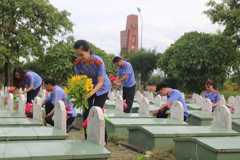 VKSND các đơn vị, địa phương tri ân thương binh, liệt sĩ, tặng quà gia đình chính sách