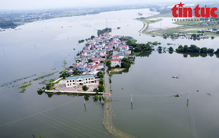 Xuất hiện ốc đảo ở ngoại thành Hà Nội sau mưa lũ