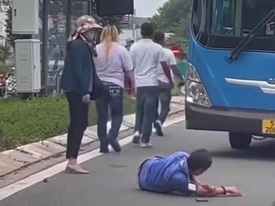 Điều tra nhóm người đánh tài xế xe buýt gây thương tích