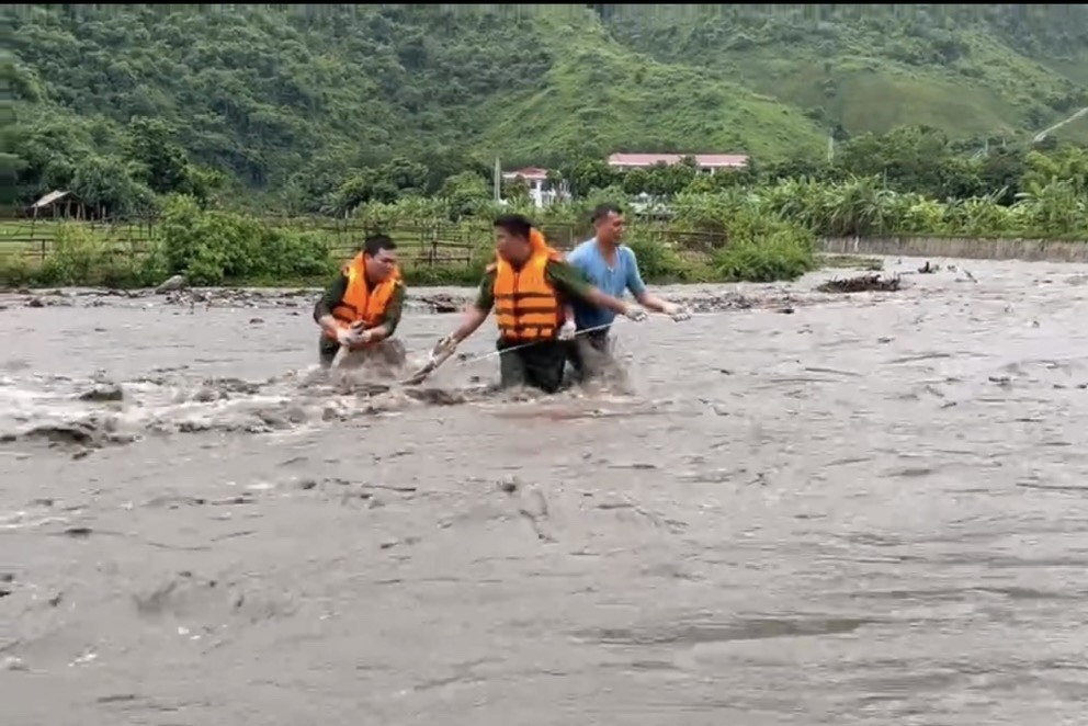 Công an huyện Mường Chà vớt được 1 thi thể lũ cuốn trôi