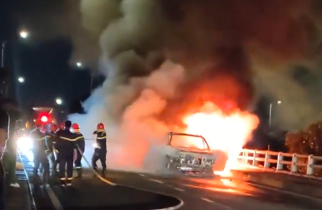 CLIP Xe ôtô đang chạy bất ngờ bốc cháy ngùn ngụt