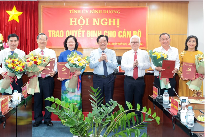 Bình Dương trao các Quyết định điều động, bổ nhiệm cán bộ