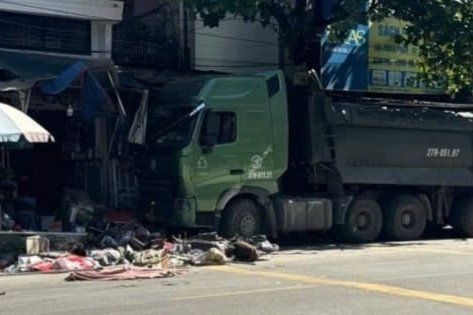 Xe đầu kéo va chạm với xe máy khiến 2 người thương vong