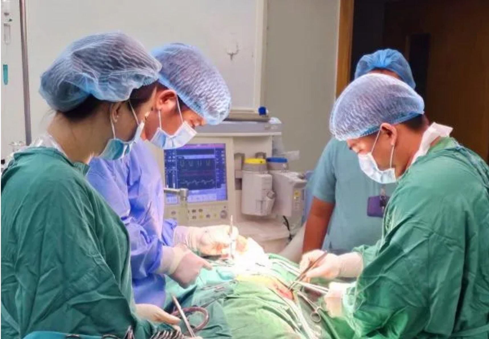 Hai cha con suýt mất mạng vì bị rể tương lai đâm