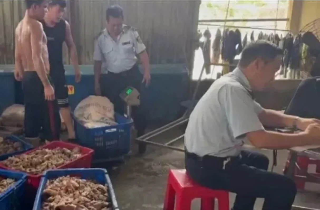 Phát hiện gần 4 tấn thực phẩm bốc mùi hôi thối sắp đi tiêu thụ