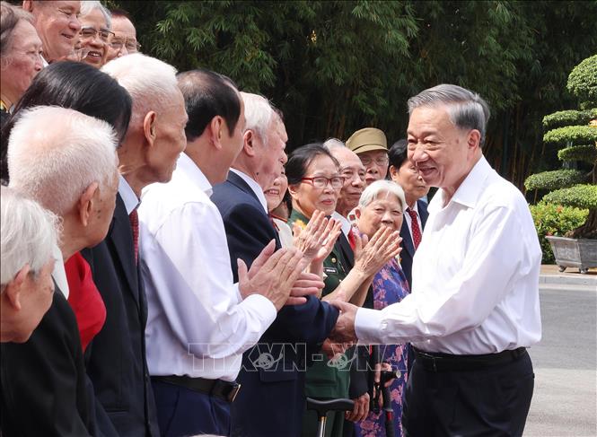 Tổng Bí thư, Chủ tịch nước Tô Lâm gặp mặt cán bộ từng phục vụ Bác Hồ tại Phủ Chủ tịch