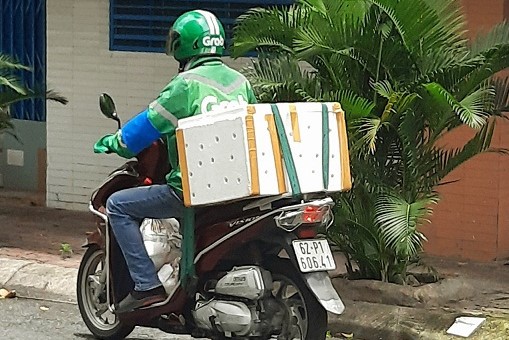 Giả danh shipper để lừa đảo chiếm đoạt tài sản