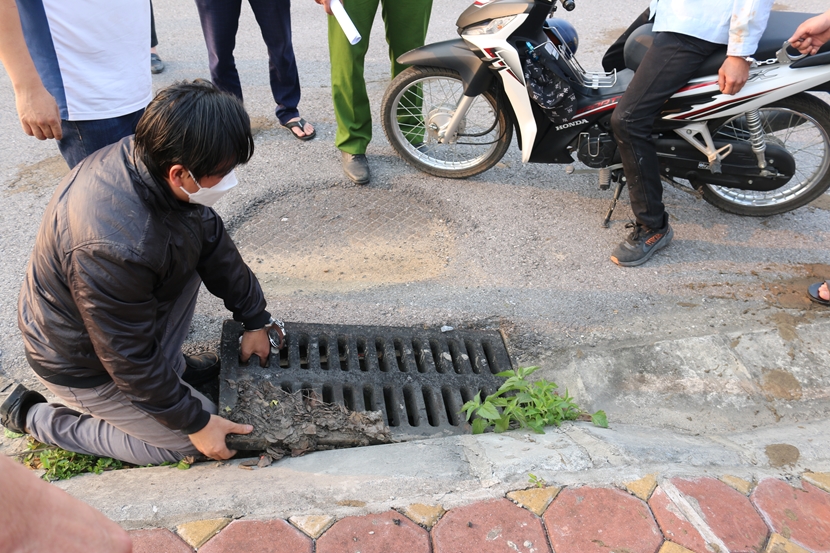 Bắt nhóm nhân viên bảo vệ chuyên trộm nắp cống