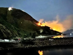 Huy động hàng trăm người dập tắt cháy rừng