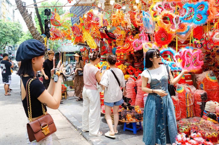 Phố Hàng Mã “thay áo mới” đón Tết Trung thu