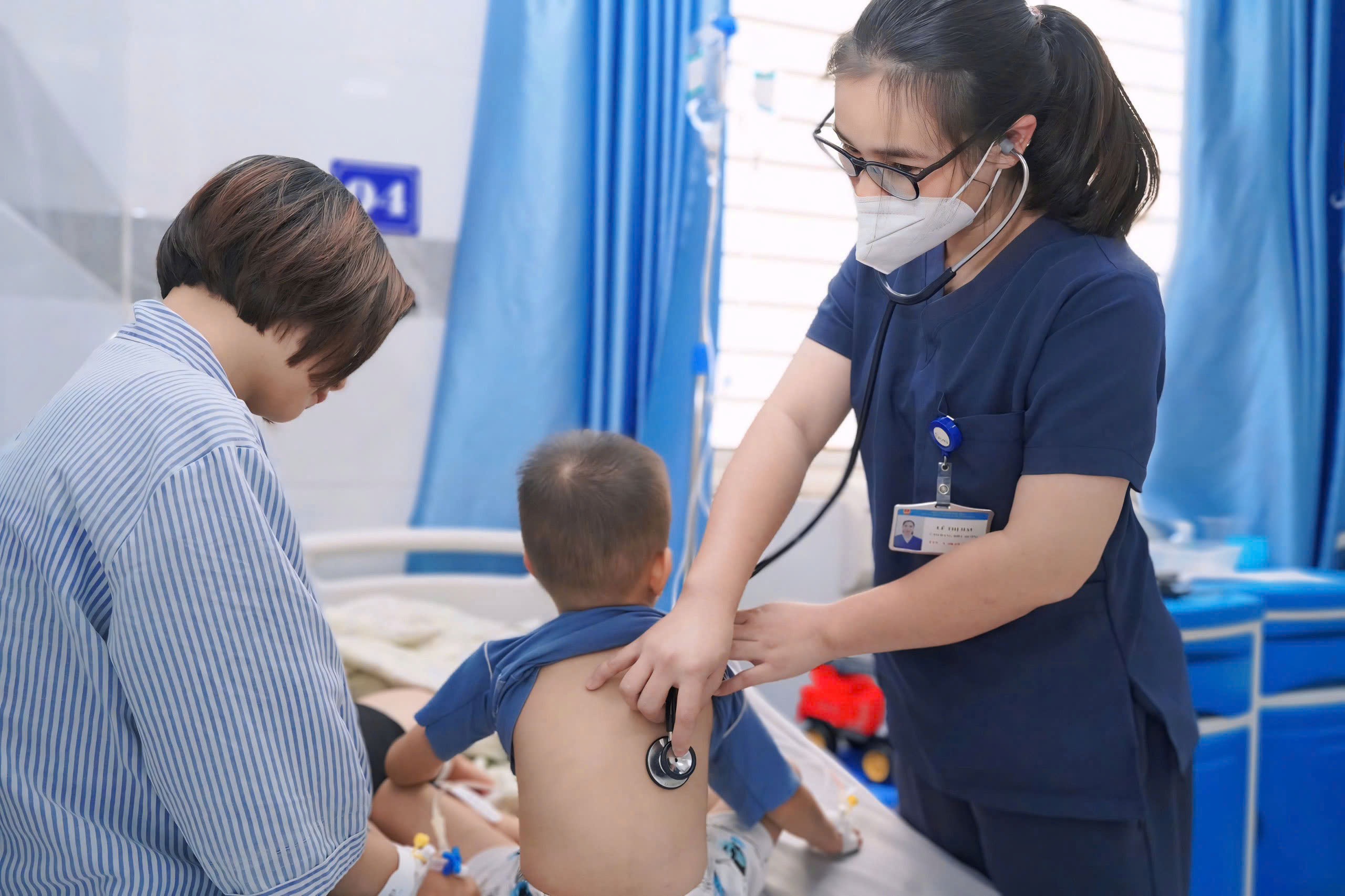 Cấp cứu thành công hai mẹ con bị ong vò vẽ đốt