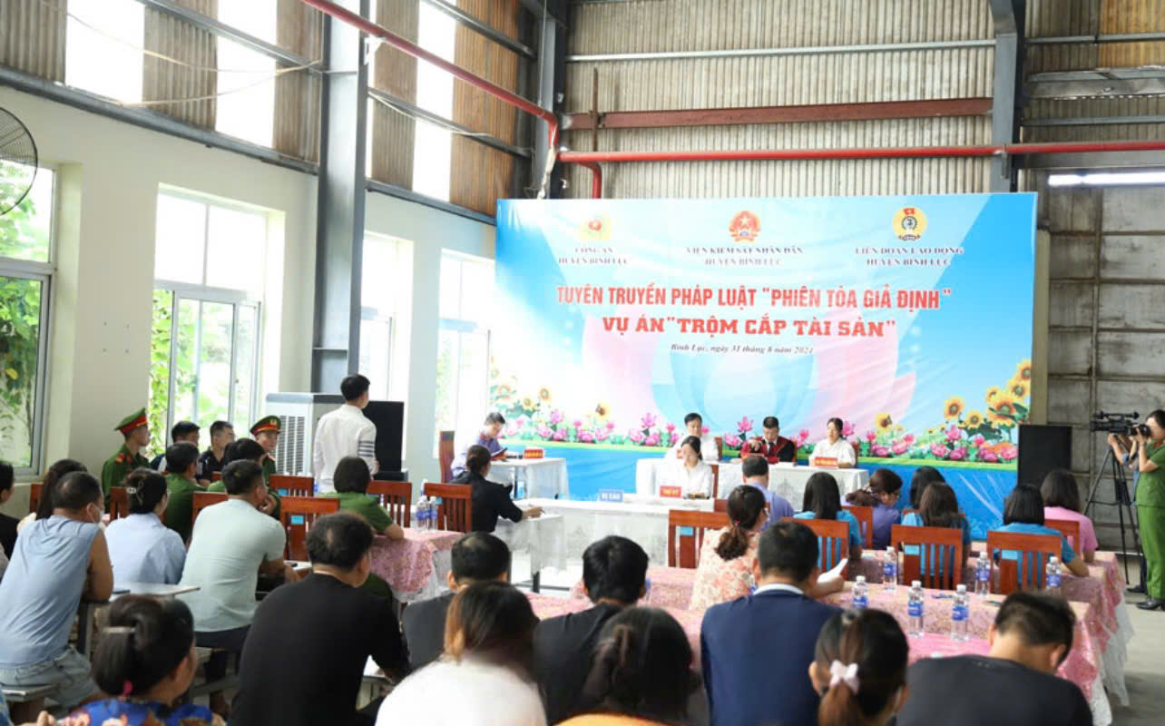 VKSND huyện Bình Lục phối hợp tuyên truyền pháp luật tại Công ty TNHH Victory