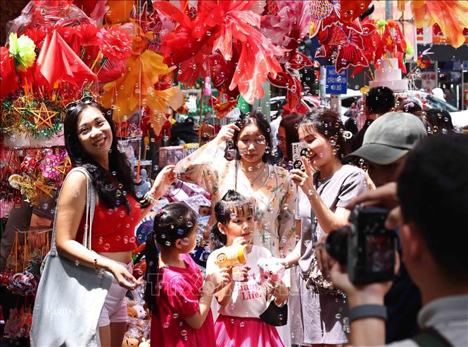 Phố Hàng Mã đông đúc người dân vui chơi dịp nghỉ lễ 2 9