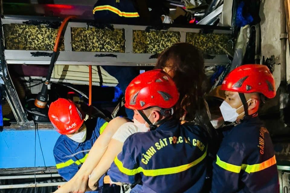 Giải cứu thành công 4 người trong 2 vụ tai nạn đêm mưa bão