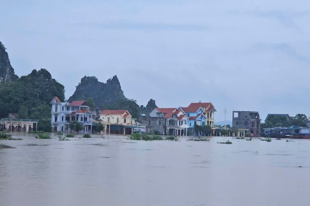 Gần 700 hộ dân ở Ninh Bình bị cô lập do nước lũ dâng cao