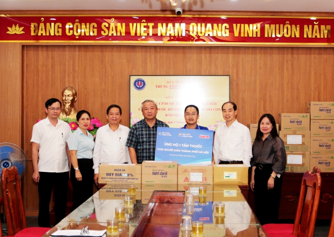 Tặng thuốc, vật tư y tế thiết yếu cho huyện ngập lụt Hà Nội