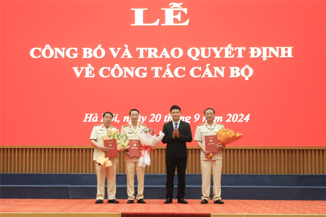 VKSND tối cao công bố và trao quyết định về công tác cán bộ