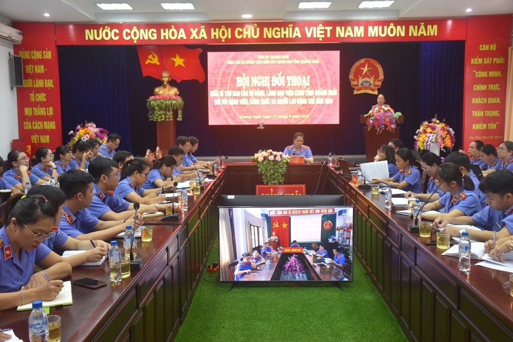 Lãnh đạo VKSND tỉnh Quảng Ngãi đối thoại với đảng viên, công chức, người lao động trẻ