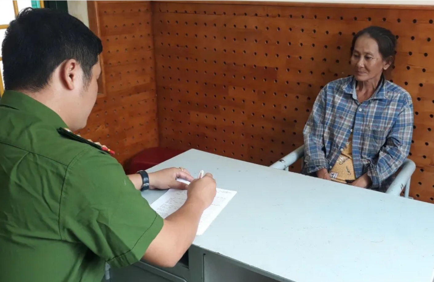 Phê chuẩn khởi tố 2 phụ nữ cản trở, tạt nước sôi vào lực lượng chức năng