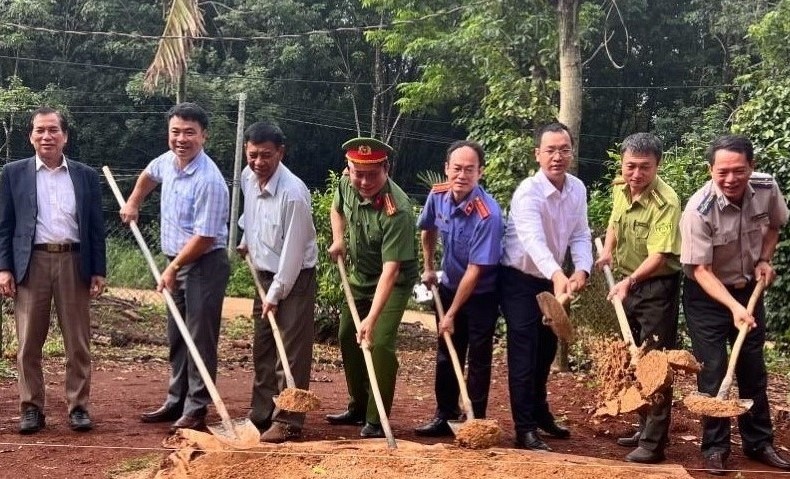 Liên ngành tư pháp huyện Ea Hleo tặng nhà tình nghĩa hộ cận nghèo